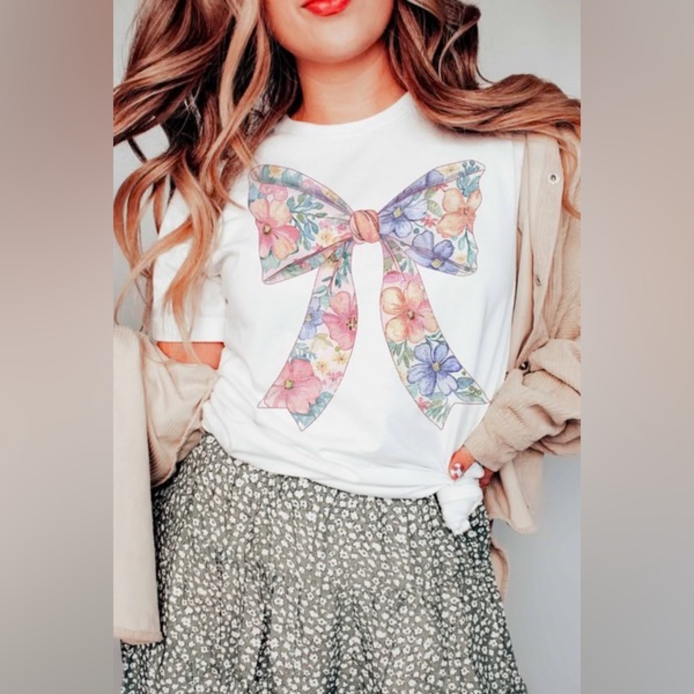 Super MRKT Aesthetic Floral Bow Graphic Tee‎ – White 🤍🎀